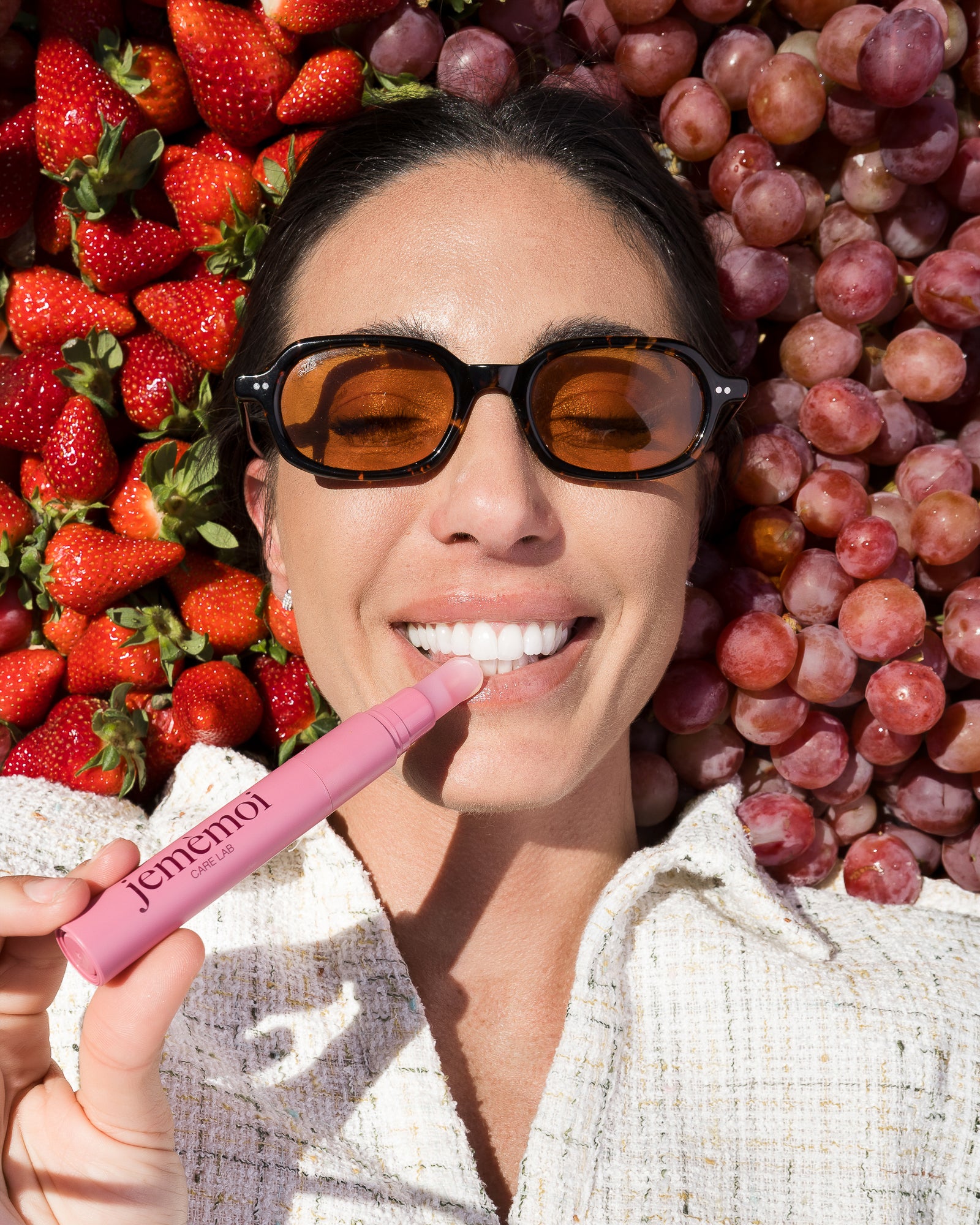 Ragazza applica il balsamo labbra SPF 30 jemèmoi