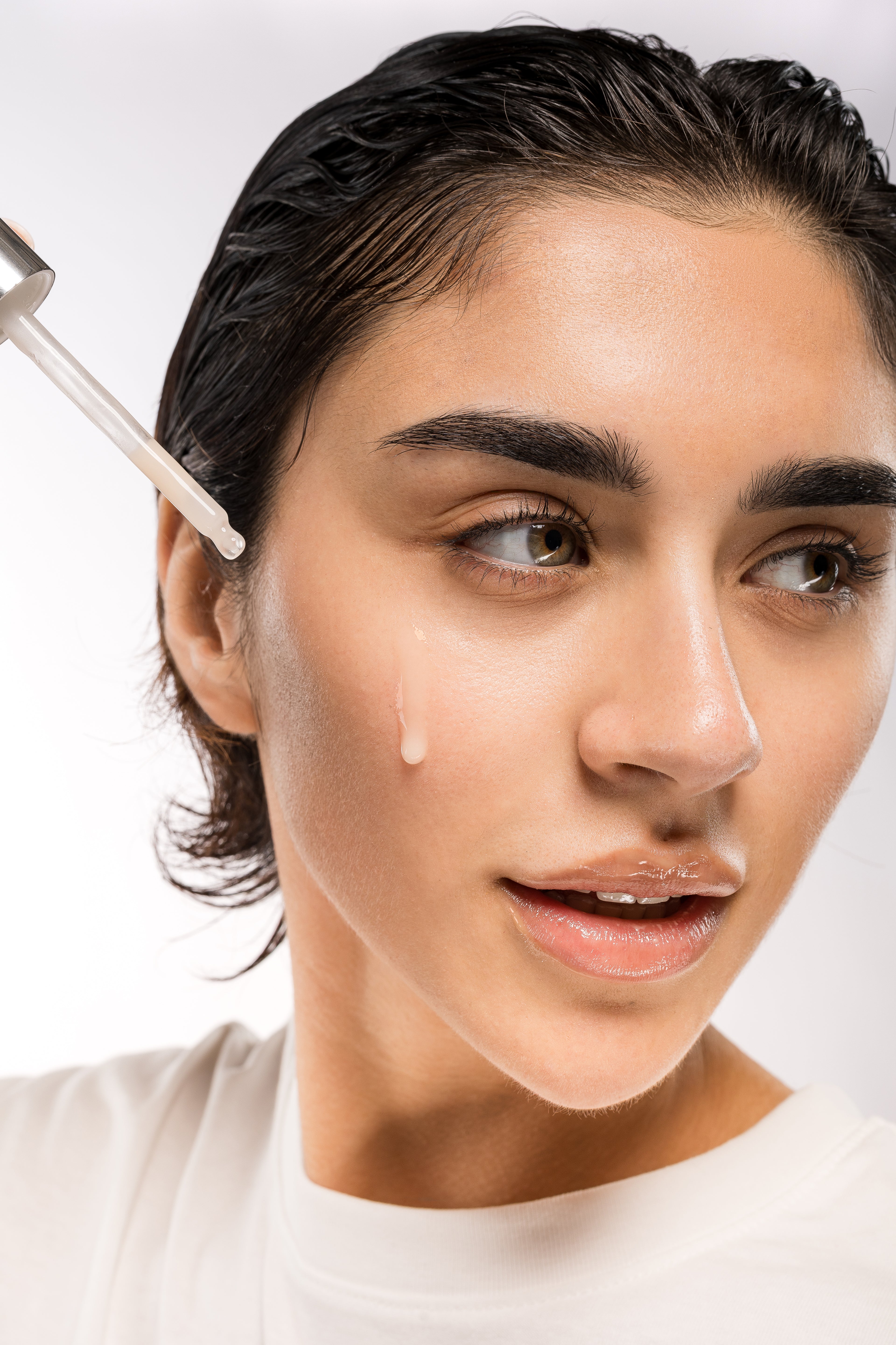 Mia Zottoli durante una skincare applica un siero sul viso