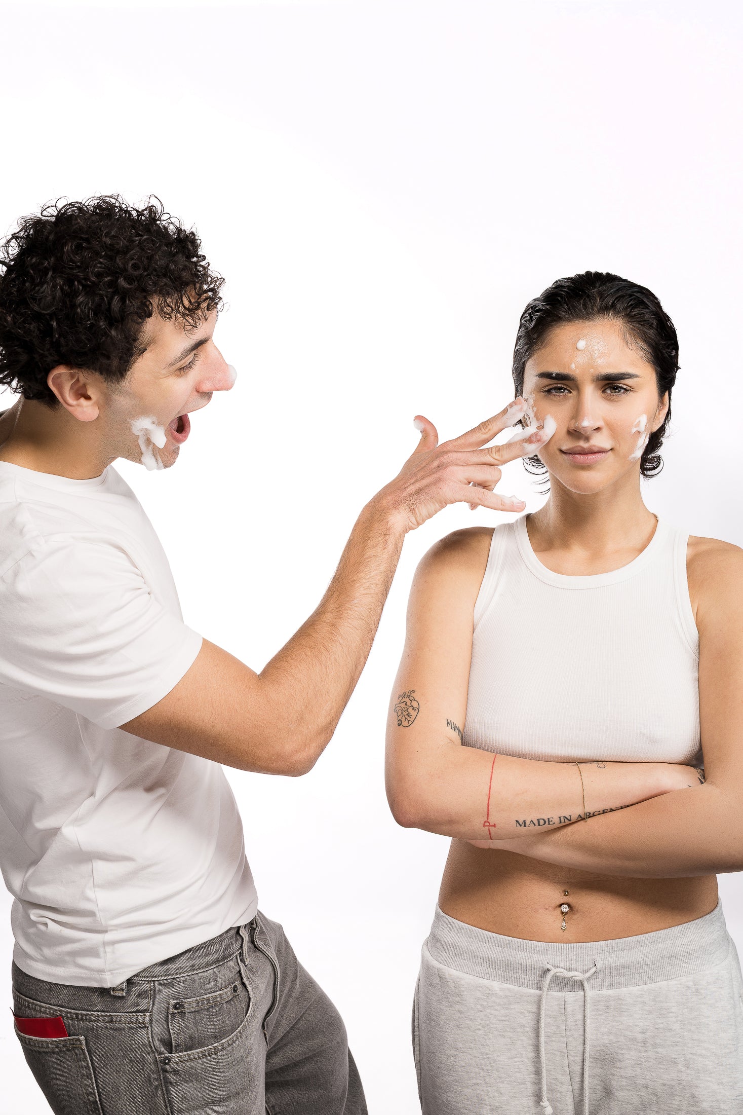 Coppia durante un momento di skincare condiviso